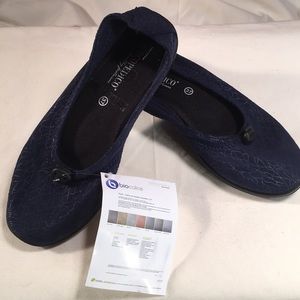 Women’s Arcopedico slip on’s. Size: 37. Navy